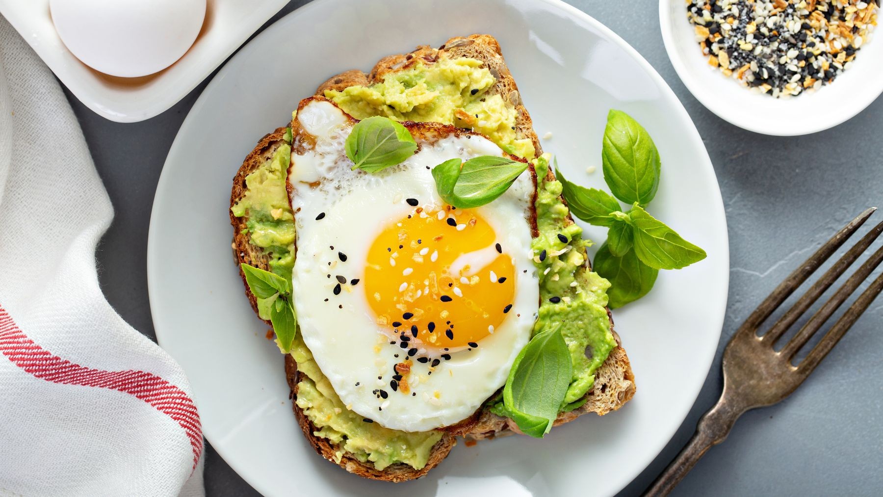 Śniadanie z jajkiem sadzonym – pomysły i przepisy